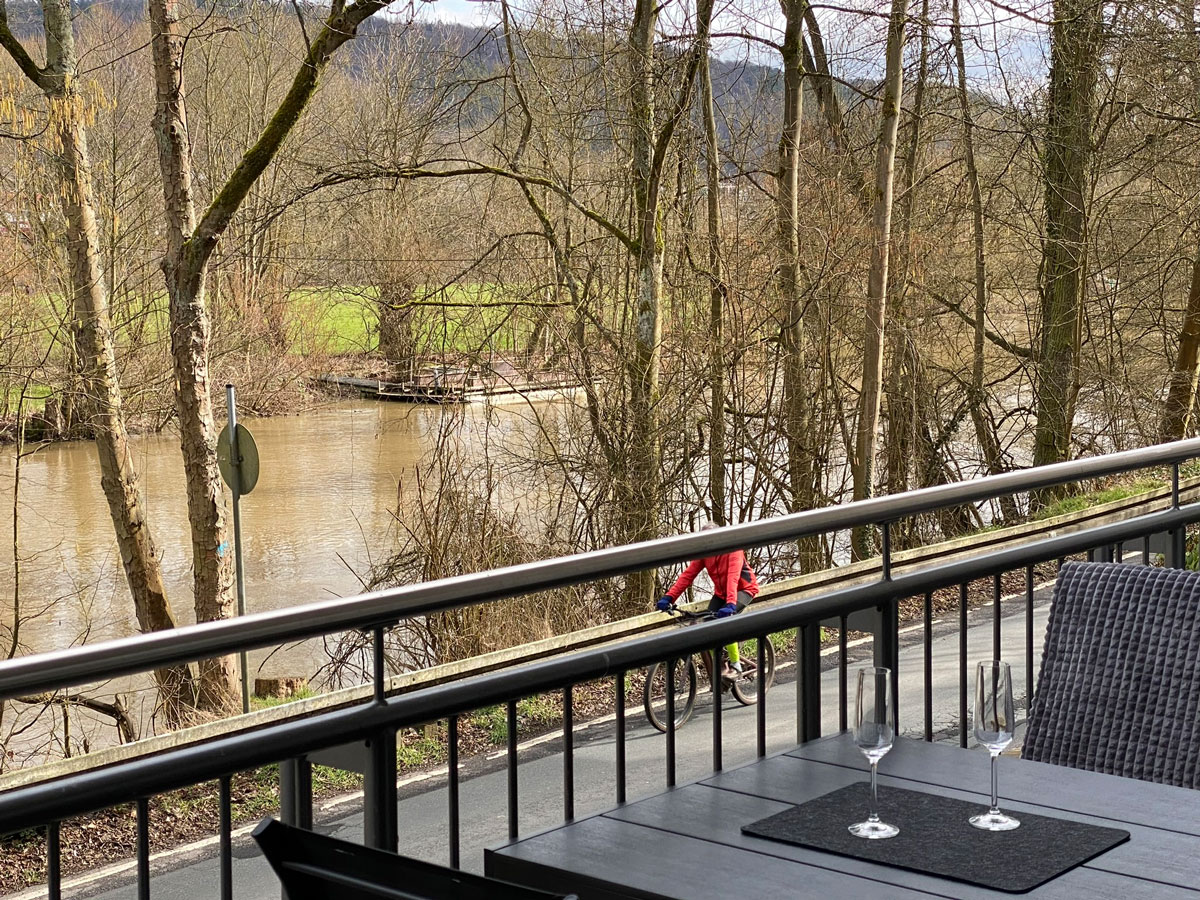 Wohnung Lahnblick: Angenehmer Blick auf die Lahn vom Balkon aus