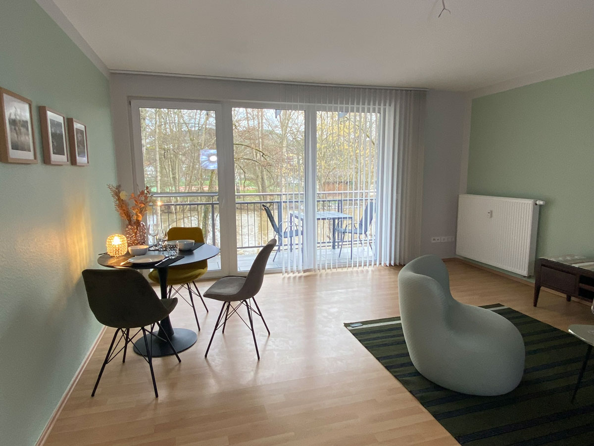 Wohnzimmer mit Balkon in der Ferienwohnung Lahnblick
