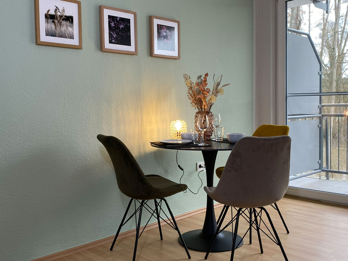 Wohnzimmer mit Balkon in der Ferienwohnung Lahnblick